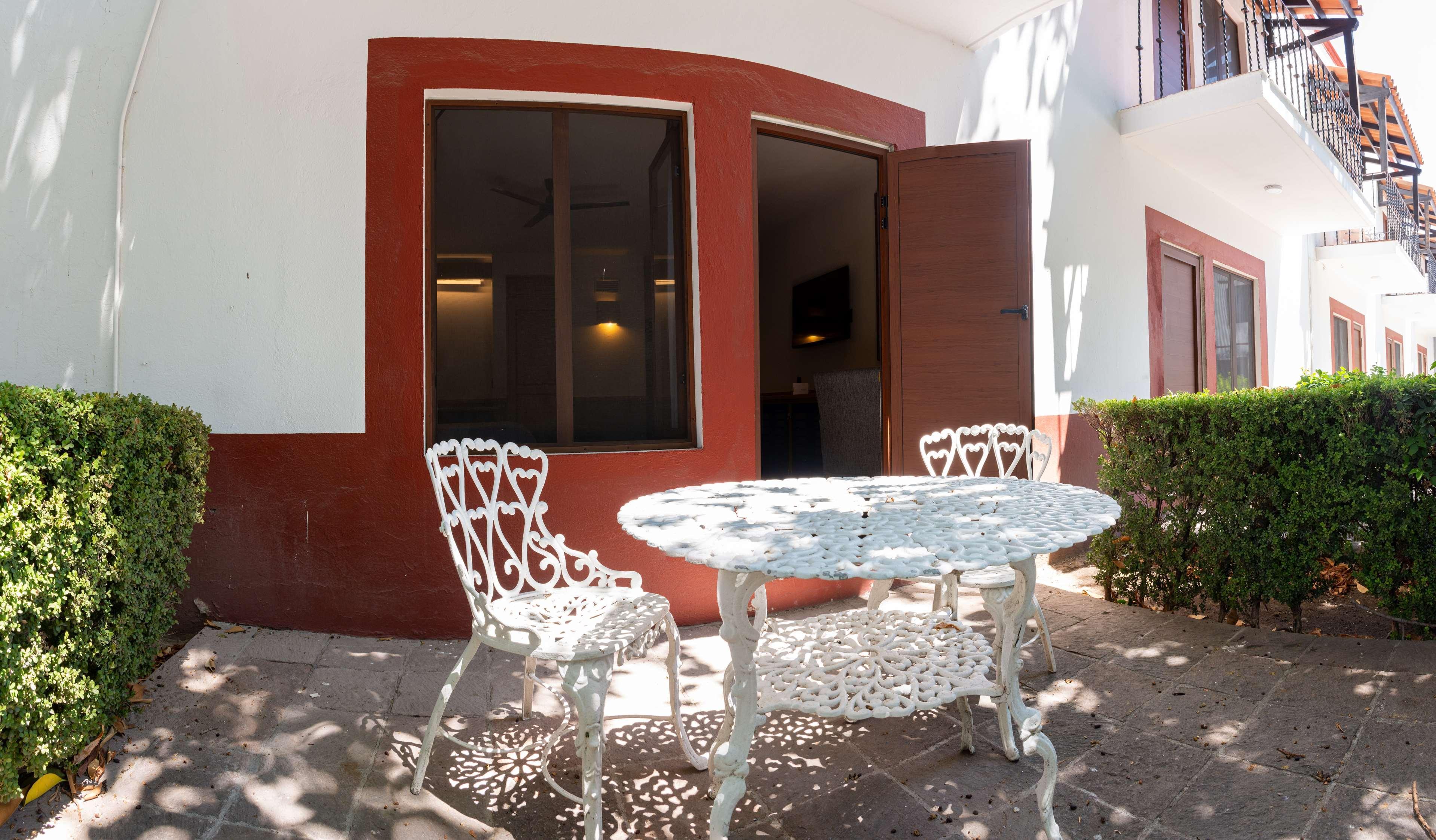 อาเซียนดา คูริกา บาย บริซัส Hotel เกเรตาโร ภายนอก รูปภาพ A typical patio at the hotel